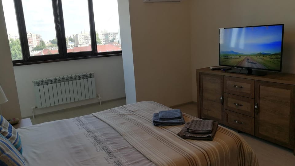 Bed, TV and multimedia, Photo of the whole room, Bedroom