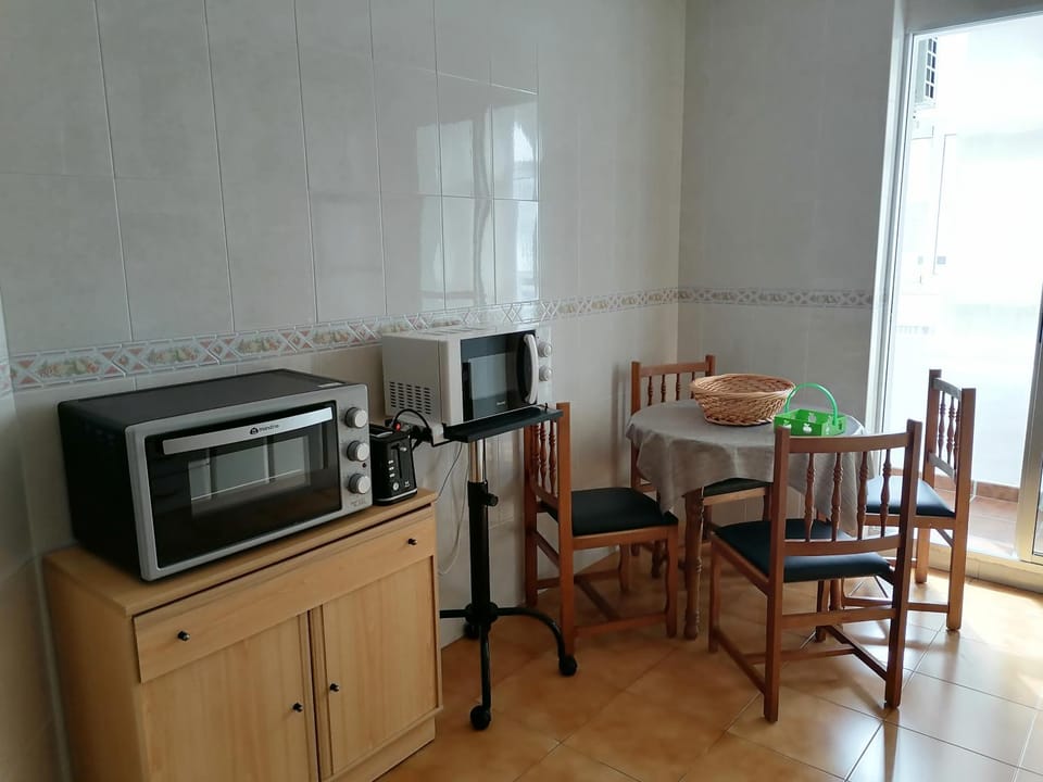 Coffee/tea facilities, Kitchen or kitchenette, Dining area, oven, toaster
