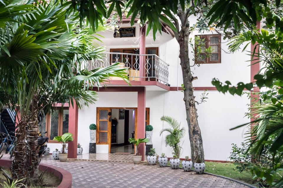 Property building, Facade/entrance, Day