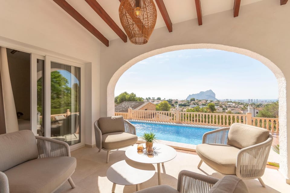 Patio, Day, Seating area, Swimming pool