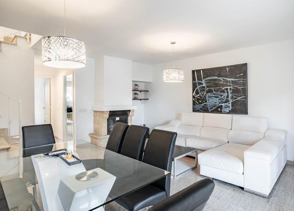 TV and multimedia, Living room, Seating area, air conditioner