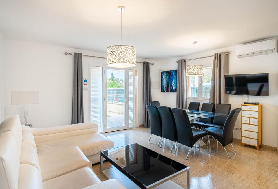 Communal lounge/ TV room, TV and multimedia, Living room, Seating area, Dining area, Evening entertainment, air conditioner