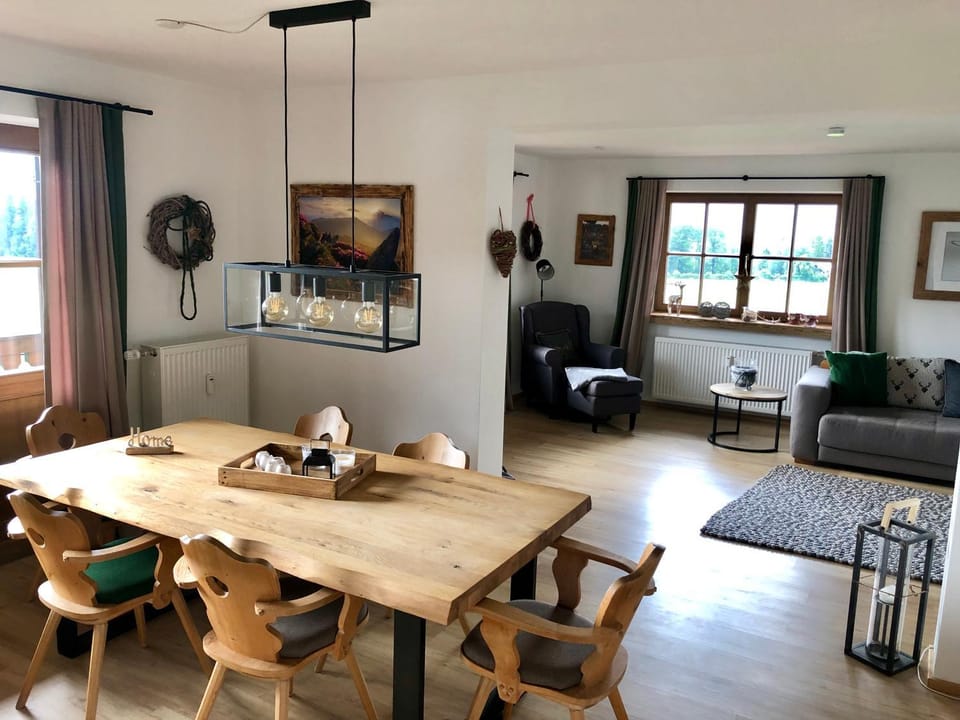 Living room, Photo of the whole room, Decorative detail, Dining area