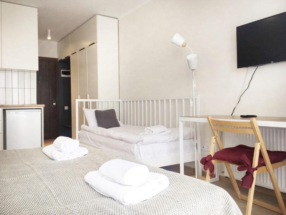 Bed, TV and multimedia, Living room, Photo of the whole room, Bedroom, towels, wardrobe