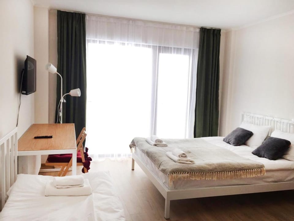 Bed, TV and multimedia, Living room, Photo of the whole room, Seating area, Bedroom, towels