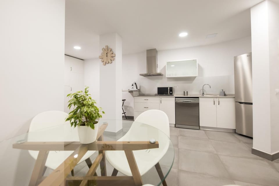 Kitchen or kitchenette, Dining area, dishwasher, minibar, stove, toaster