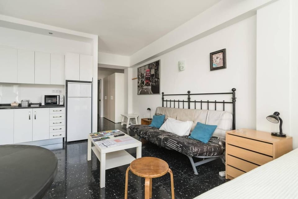 Bed, Kitchen or kitchenette, Living room, Bedroom, stove, toaster