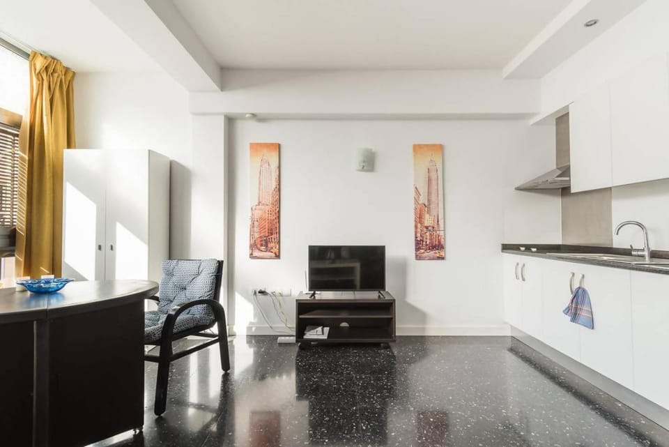 TV and multimedia, Kitchen or kitchenette, Living room, Dining area, stove