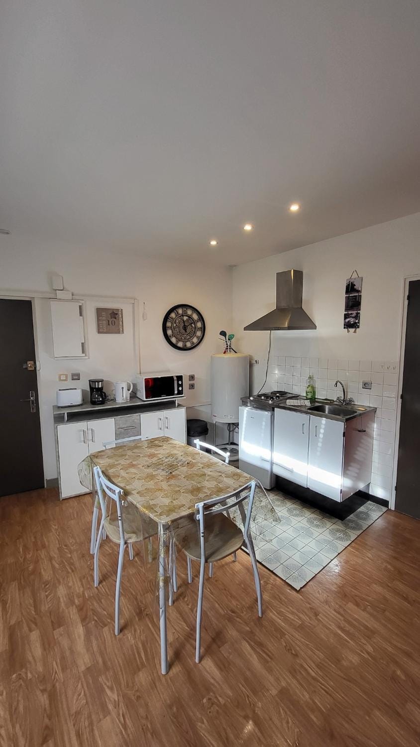 Kitchen or kitchenette, Dining area, stove