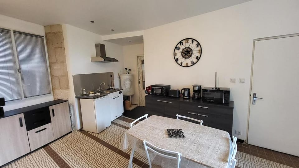 Kitchen or kitchenette, Dining area, stove, toaster