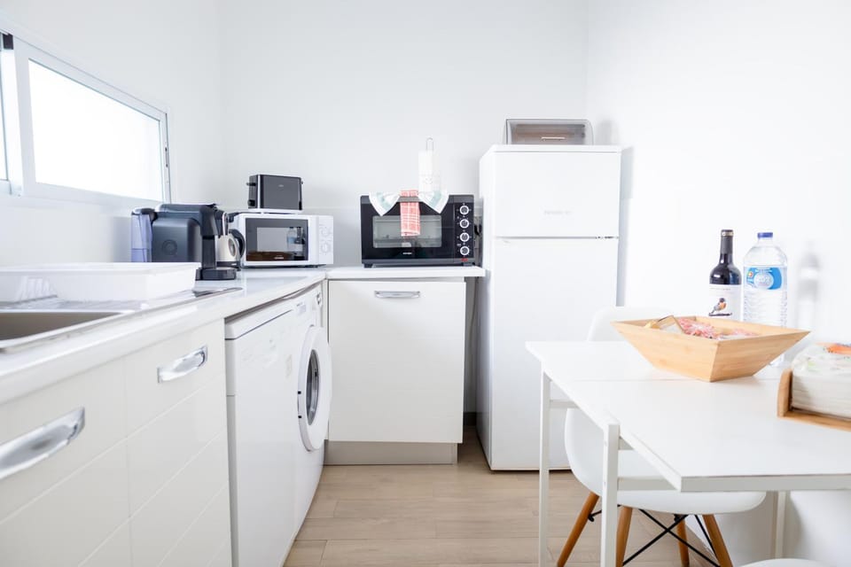 Coffee/tea facilities, Dining area, dishwasher, microwave, oven, stove, toaster, washing machine, kitchen