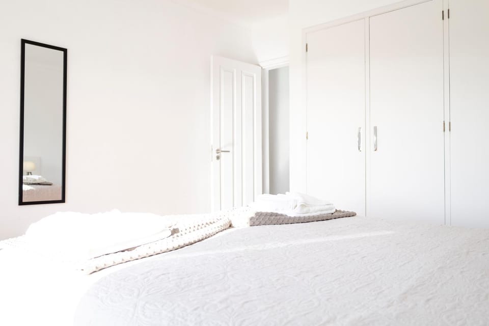 Bed, Bedroom, towels, wardrobe