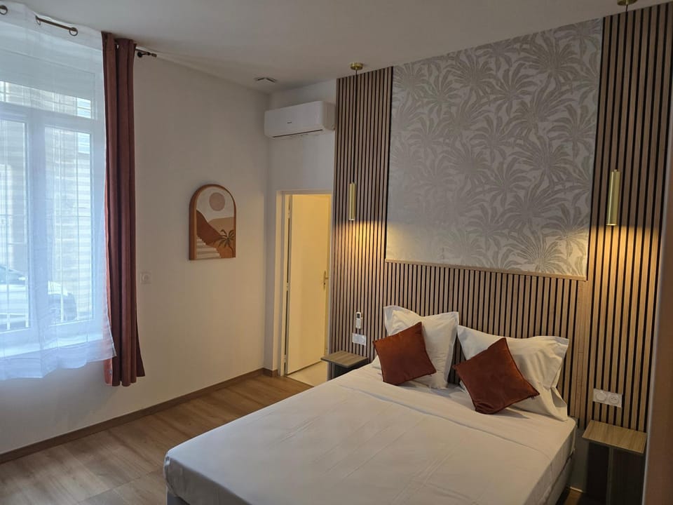 Bed, Photo of the whole room, Bedroom, internet, air conditioner