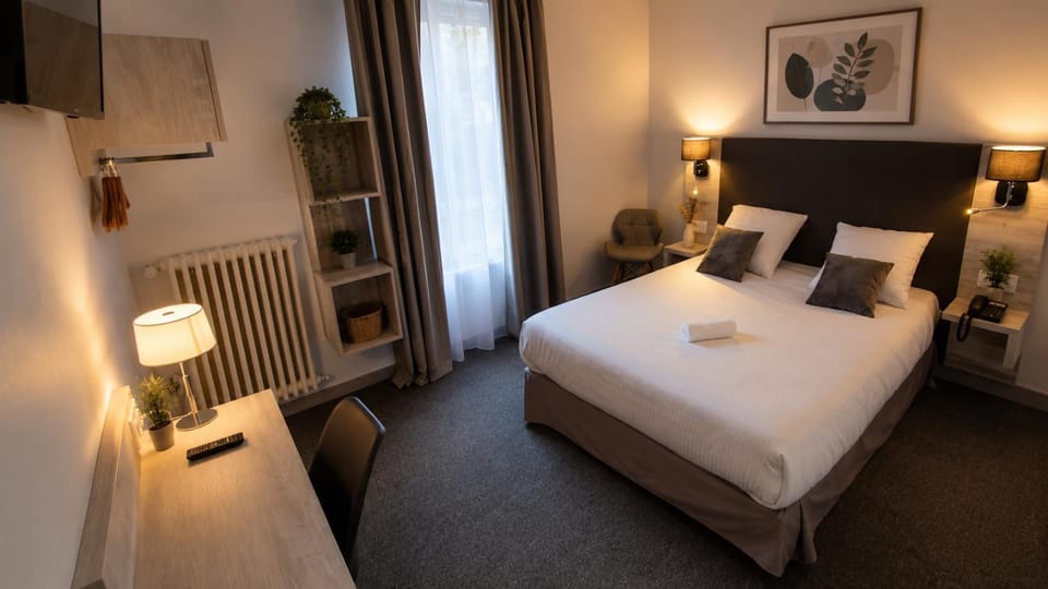 Bed, TV and multimedia, Photo of the whole room, Bedroom