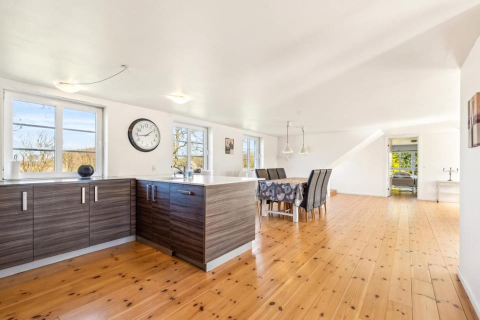 Kitchen or kitchenette, Seating area