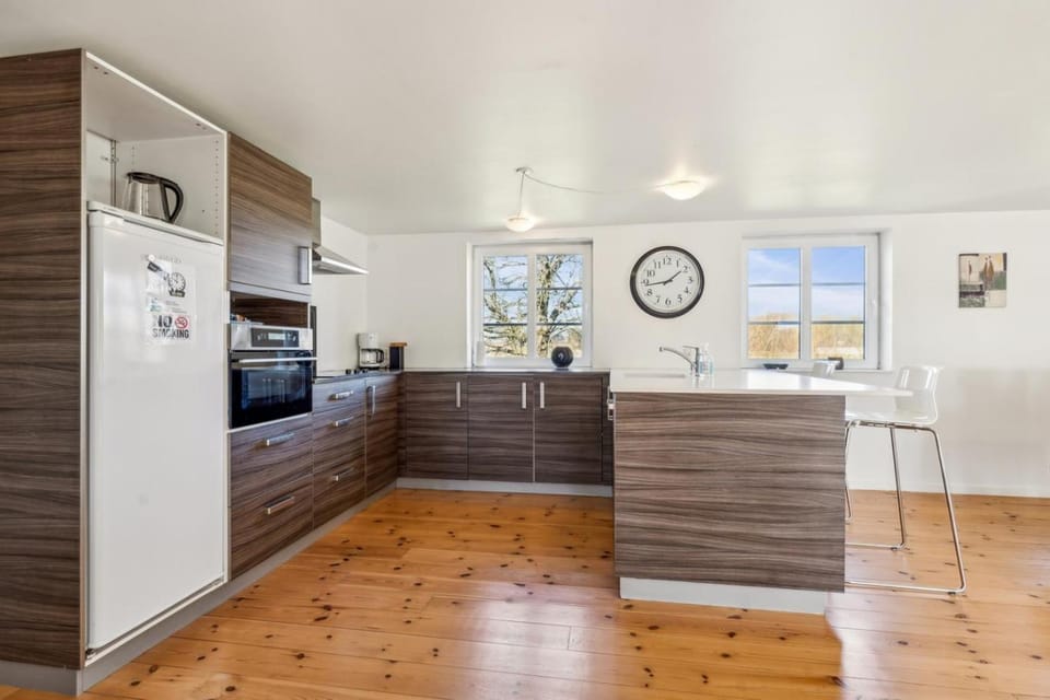 Kitchen or kitchenette, Dining area, stove