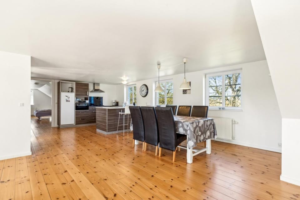 Kitchen or kitchenette, Seating area, Dining area