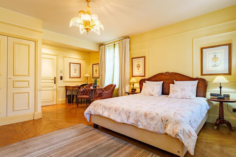 Bed, Photo of the whole room, Seating area