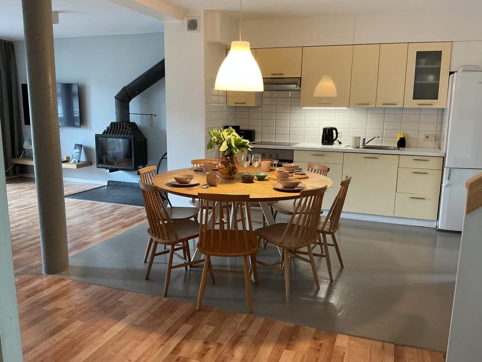 Kitchen or kitchenette, Dining area, fireplace