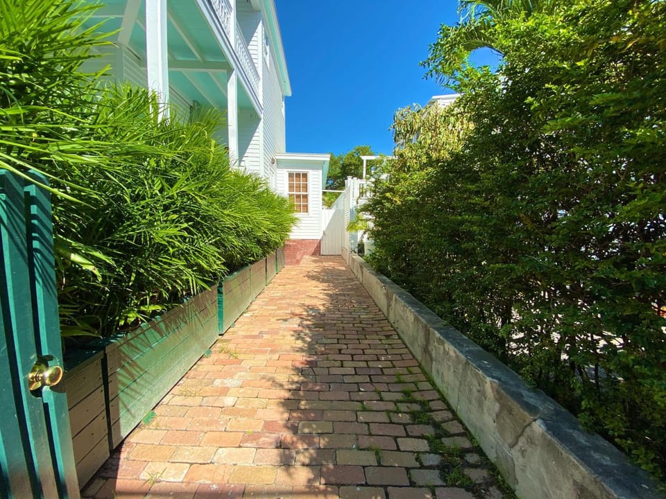 Property building, Patio, Facade/entrance
