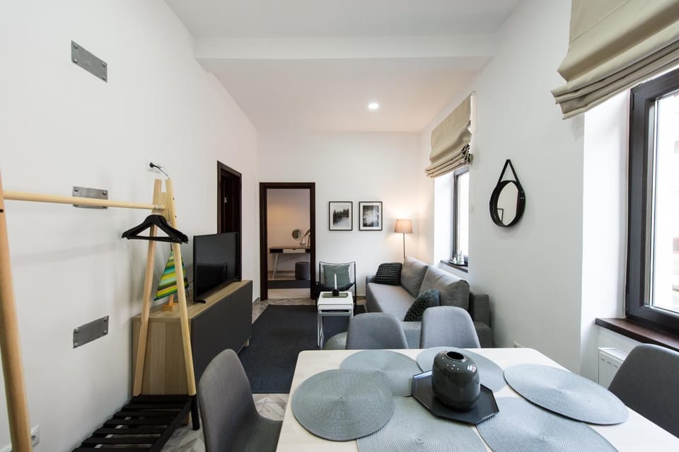 Bed, Living room, Decorative detail, Seating area, Dining area
