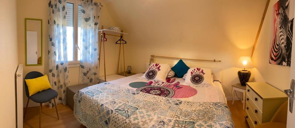 Photo of the whole room, Bedroom