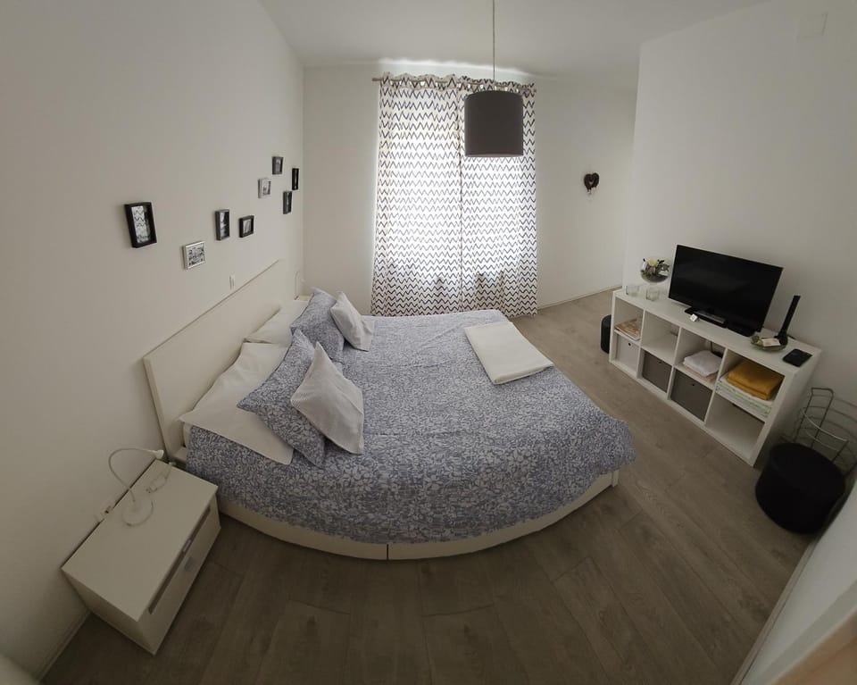 Bed, TV and multimedia, Bedroom