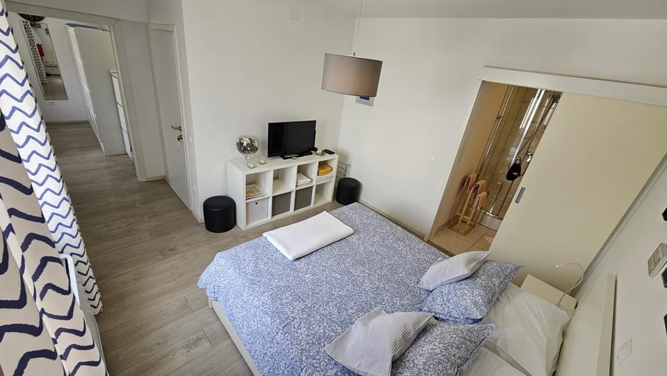 Bed, Bathroom