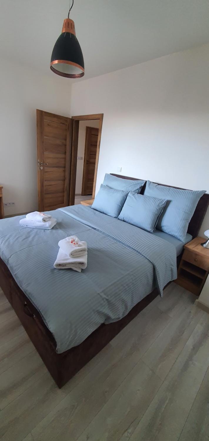 Bed, Bedroom, towels