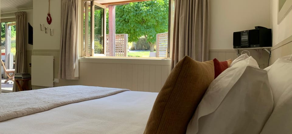 Bed, View (from property/room), Decorative detail, Bedroom, Garden view