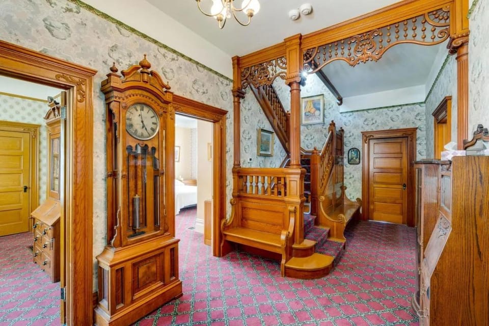 Facade/entrance, Lobby or reception, hair dresser