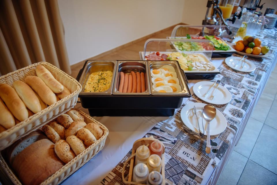 Restaurant/places to eat, Buffet breakfast