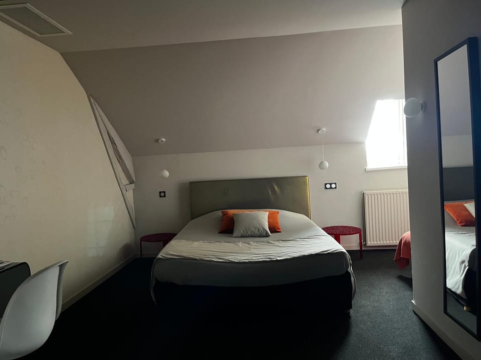 TV and multimedia, Photo of the whole room, Seating area, Bedroom, wardrobe