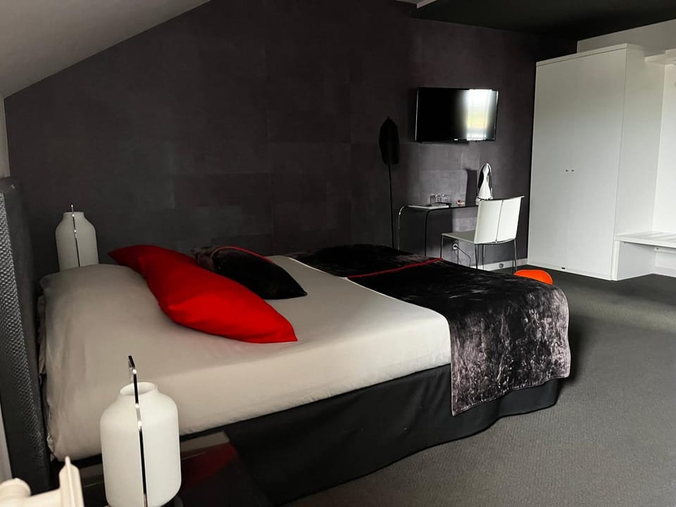Bed, TV and multimedia, Photo of the whole room, Seating area, Bedroom, wardrobe