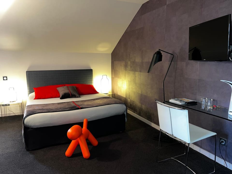 Bed, TV and multimedia, Photo of the whole room, Seating area, Bedroom