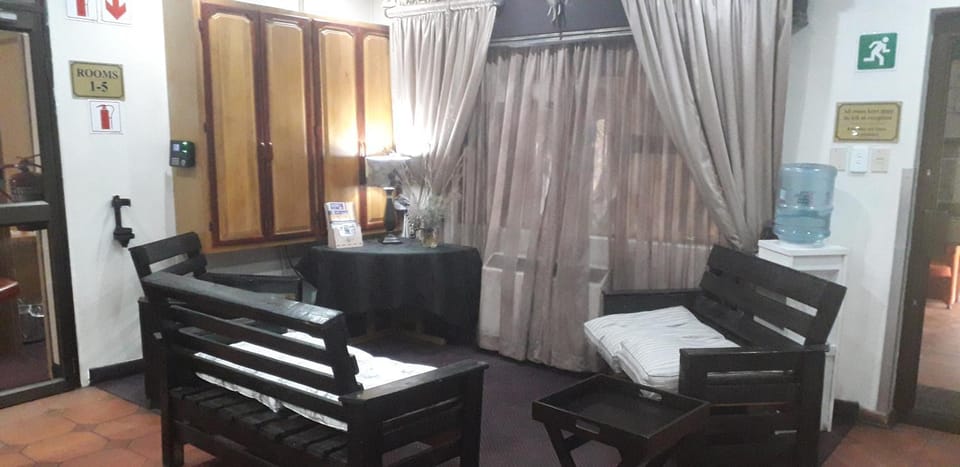 Property building, Kitchen or kitchenette, Lounge or bar