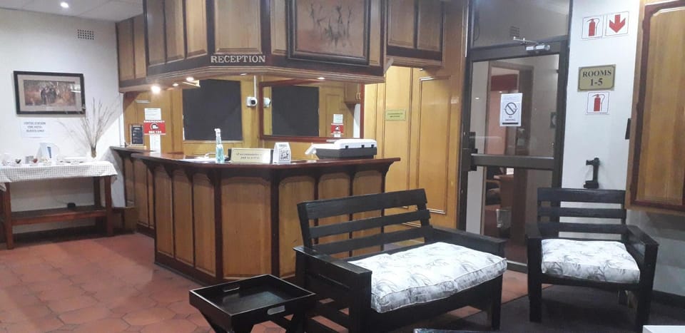 Property building, Kitchen or kitchenette, Lounge or bar, Seating area