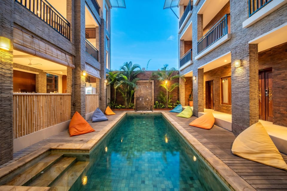 Property building, Swimming pool, sunbed