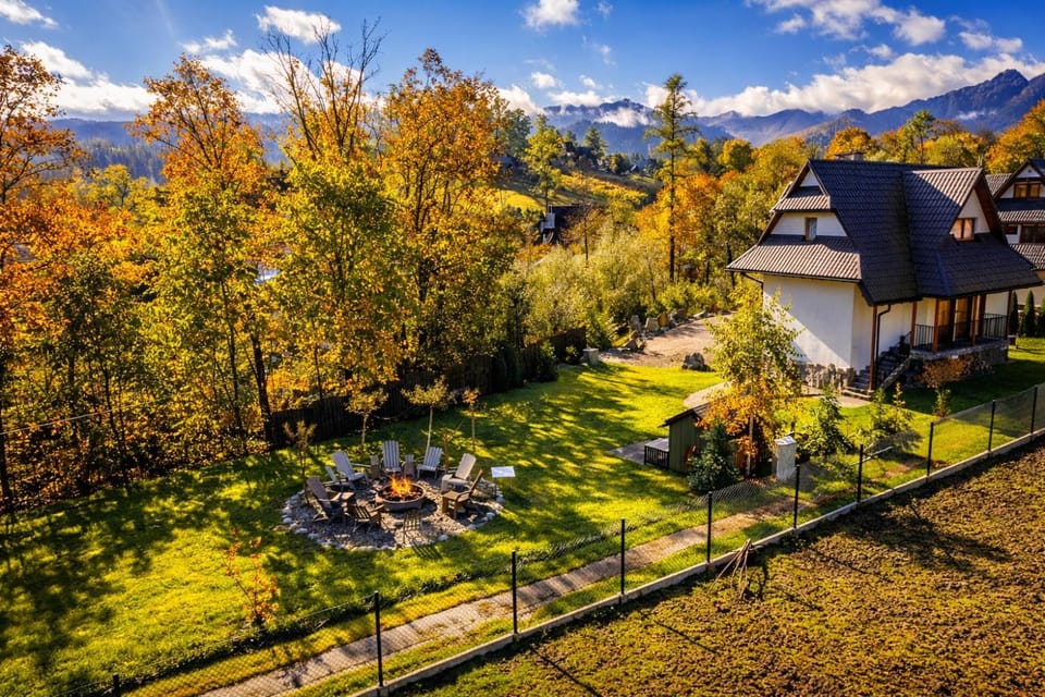 Property building, Spring, Day, Natural landscape, Garden, Garden view, Mountain view