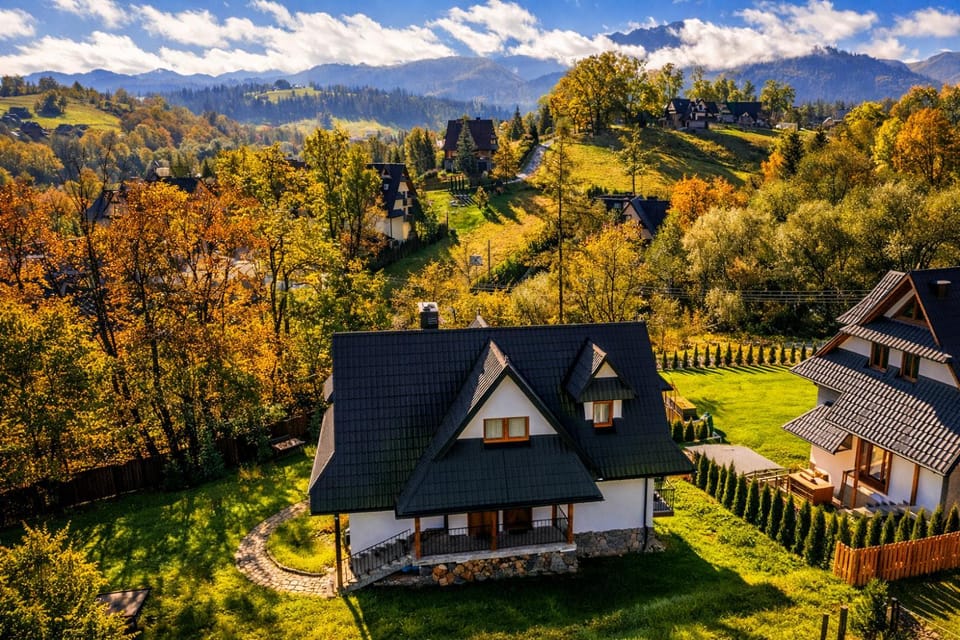 Property building, Natural landscape, Garden, Garden view, Mountain view