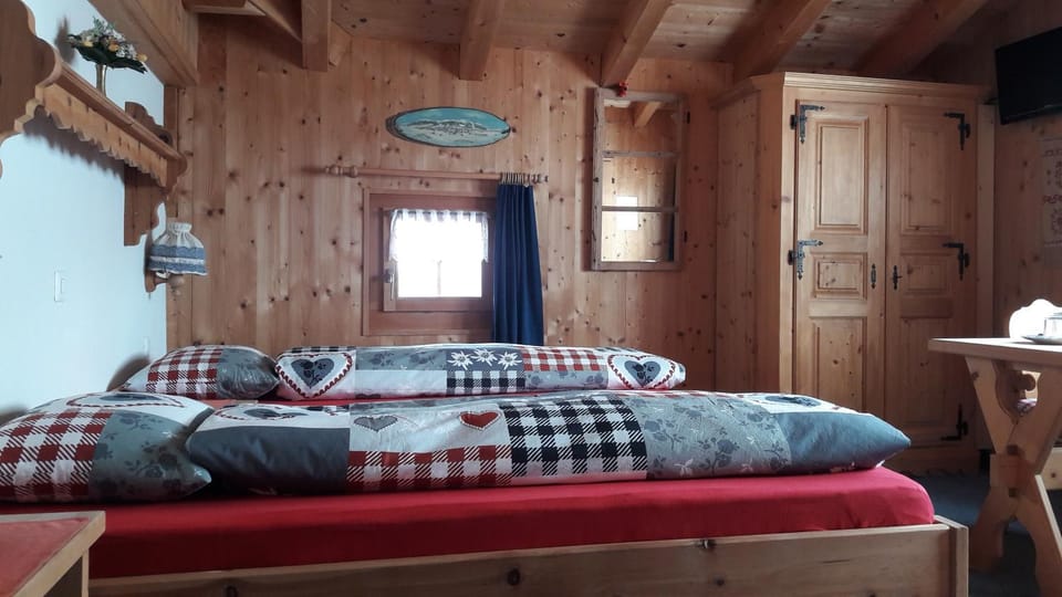 Decorative detail, Lake view