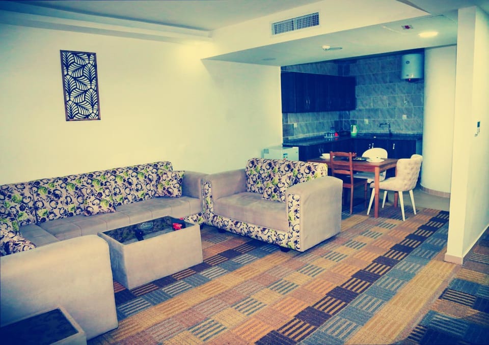 Kitchen or kitchenette, Living room, Seating area, Dining area