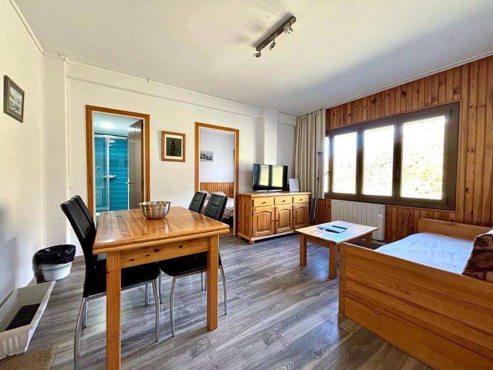 TV and multimedia, Living room, Photo of the whole room, Seating area, Dining area