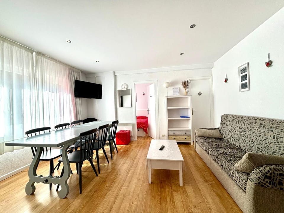 Living room, Photo of the whole room, Dining area
