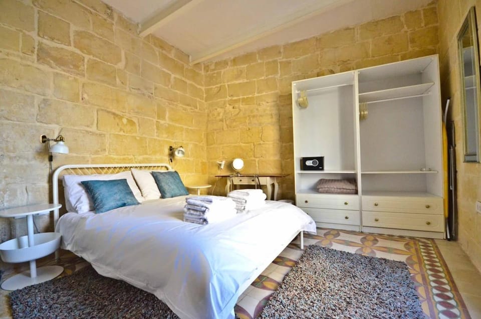Bed, Balcony/Terrace, Photo of the whole room, Bedroom, Sea view, flat iron, furniture, hair dryier, heating, internet, safe, storage, towels, wardrobe, air conditioner