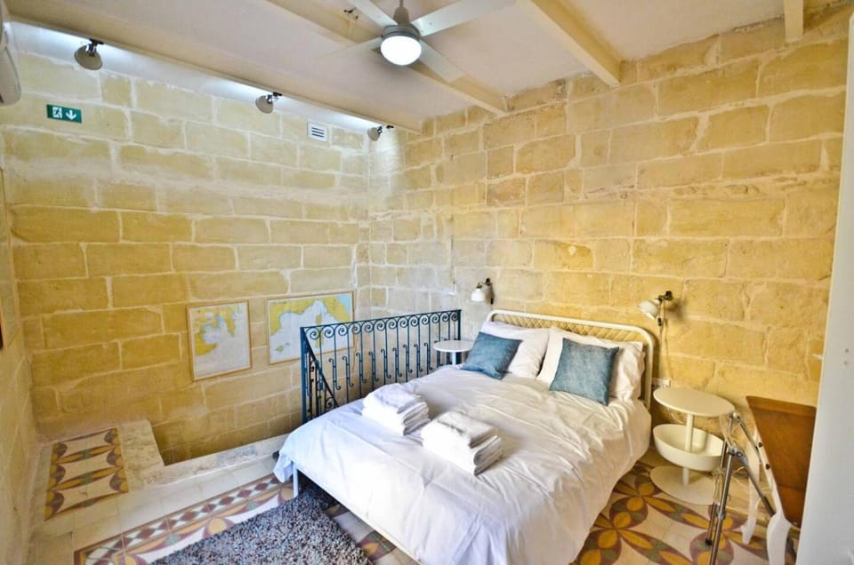 Bed, Balcony/Terrace, Photo of the whole room, Sea view, flat iron, furniture, hair dryier, heating, internet, safe, storage, towels, wardrobe, air conditioner