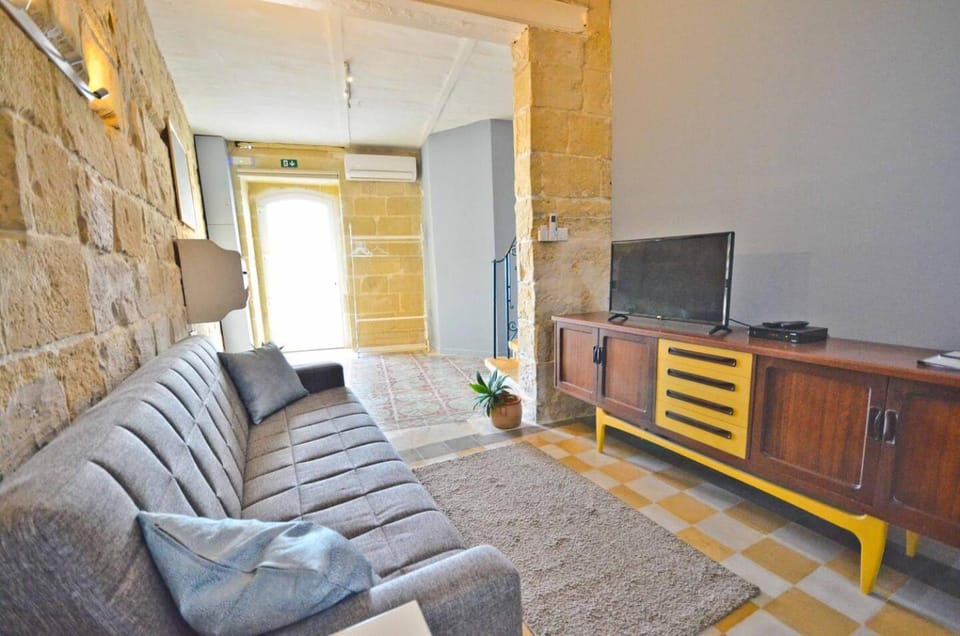 TV and multimedia, Living room, Photo of the whole room, Seating area, heating, air conditioner