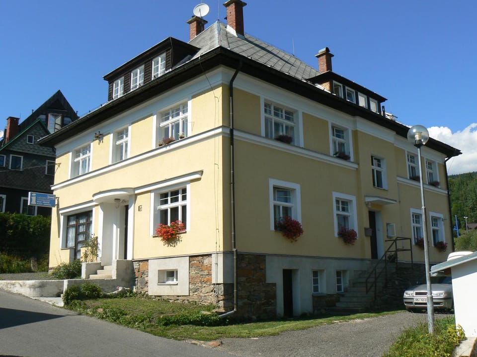 Property building, Summer, Garden