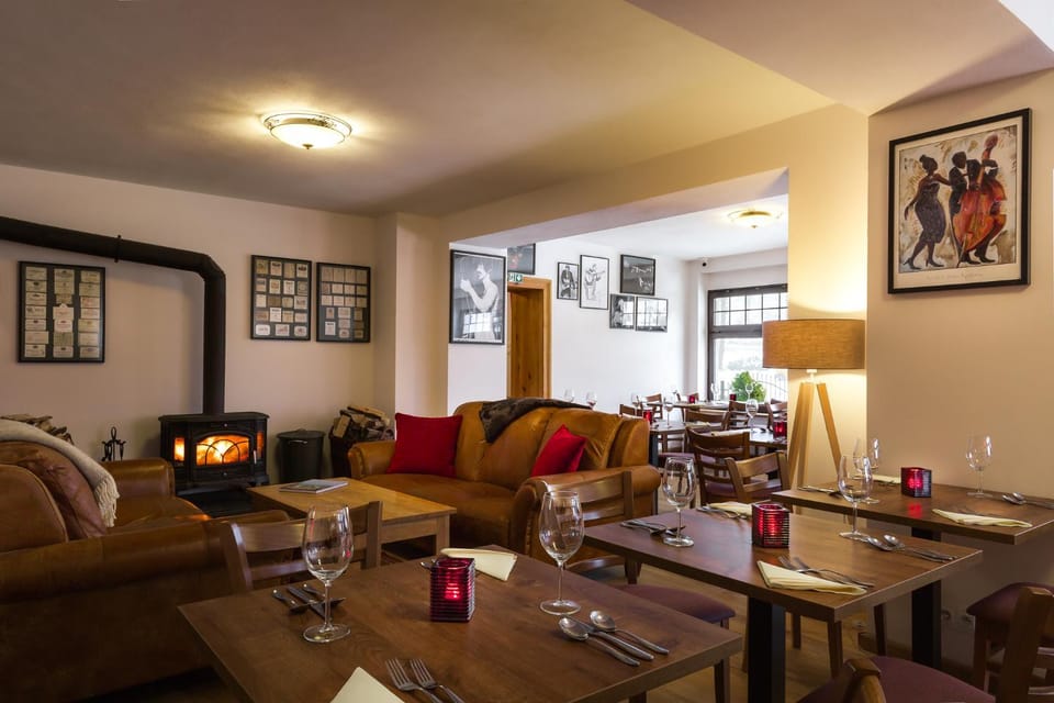 Seating area, Dining area