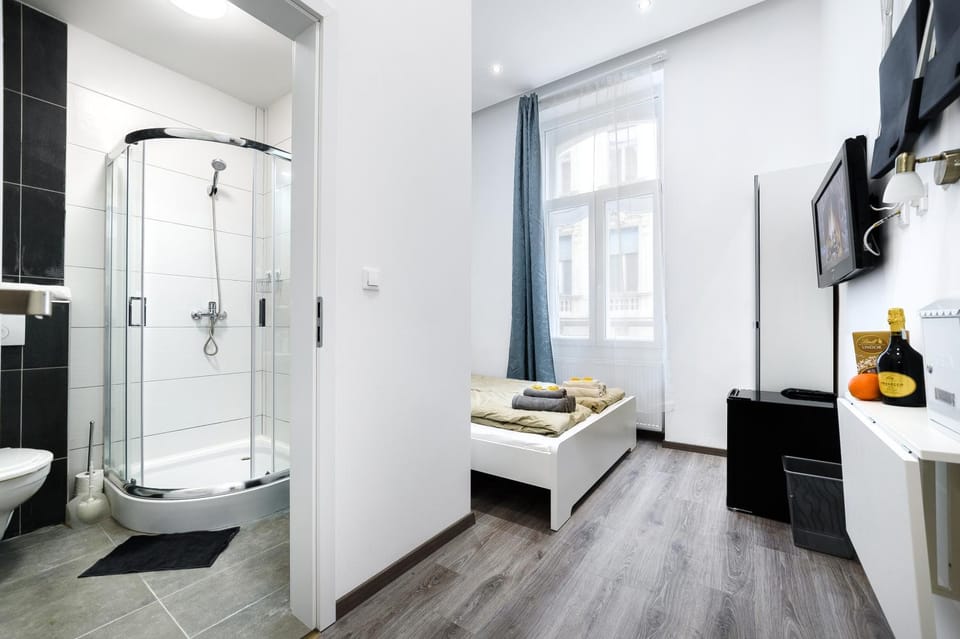 Bathroom, TV and multimedia, Bedroom